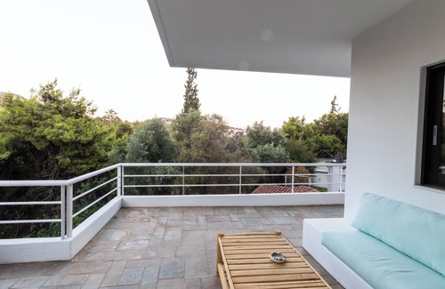 Vouliagmeni Apartment | Danae's ArtnVouliagmeni