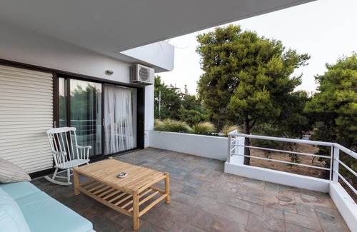 Vouliagmeni Apartment | Danae's ArtnVouliagmeni