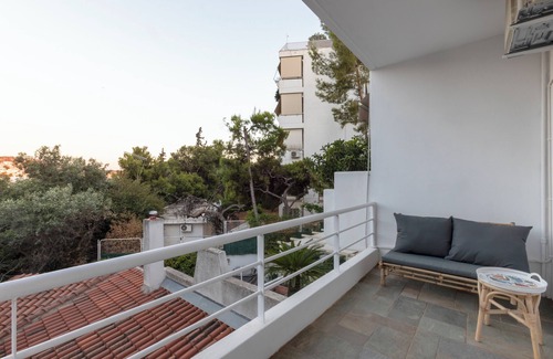 Vouliagmeni Apartment | Danae's ArtnVouliagmeni