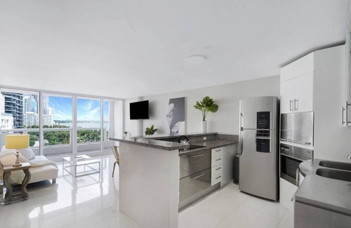 Downtown Miami Condo | Dance with Me! Jr size 2 bedroom, Water and Park Views