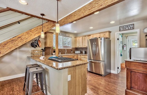South Lake Tahoe House | Dancing Bear Cabin | Pet Friendly, Sleeps 4, Totally cute!