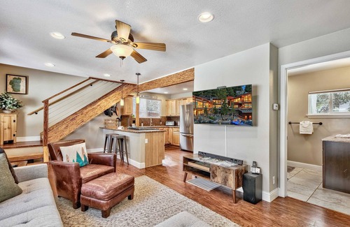 South Lake Tahoe House | Dancing Bear Cabin | Pet Friendly, Sleeps 4, Totally cute!