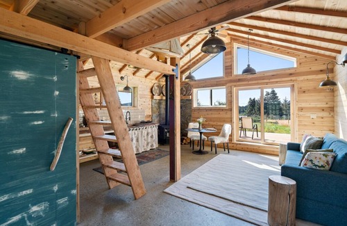 Sooke Cottage | Dancing Bees Cottage - A "Rustic-Chic" Cabin near the Secluded Ella Beach