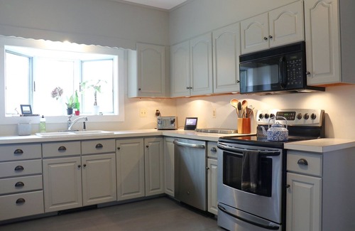 Jeffersonville House | Dancing Doe Estate with Wood Stove, Hot Tub & Firepit
