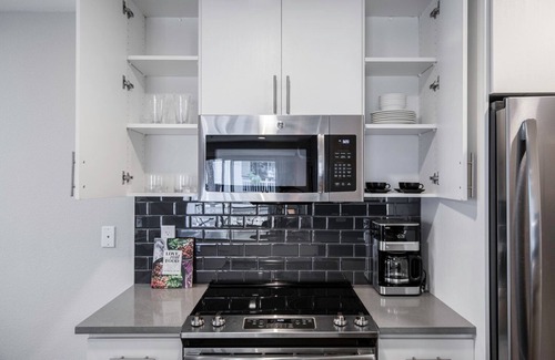 Old Mountain View Apartment | Dapper Downtown Mountain View 2BR w/pool, gym, parking, by Blueground