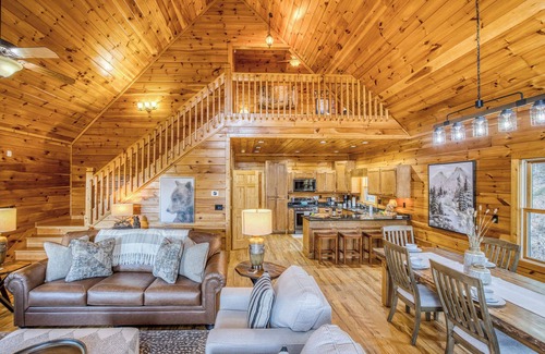 Ridges Over the Lake Cabin | Darby’s Ridge - view, pet friendly, hot tub