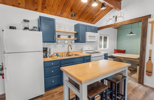 Big Bear City Cabin | Dark Pine Retreat - Romantic Getaway, Fireplace, Deck, Barbecue