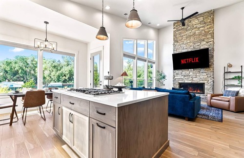 Collister House | Dark & Sleek 3BR Escape by the Course