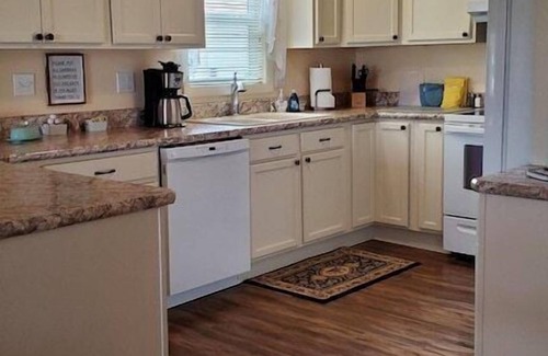 Cody House | Darling 3 bed 3 bath close to downtown