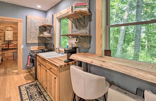Marshall Cabin | Darling 30-Acre Cabin w/ Fire Pit & Balcony!