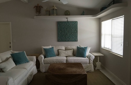 Boca Raton Cottage | Darling Cottage in East Boca close to beach, restaurants, and shopping
