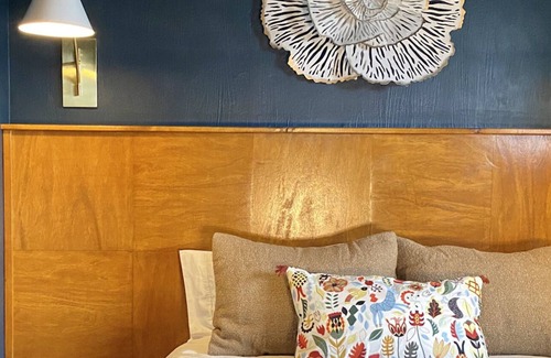 Poulsbo House | Darling Mid-Century Cottage in Downtown Poulsbo! Small dogs welcome Walk to town
