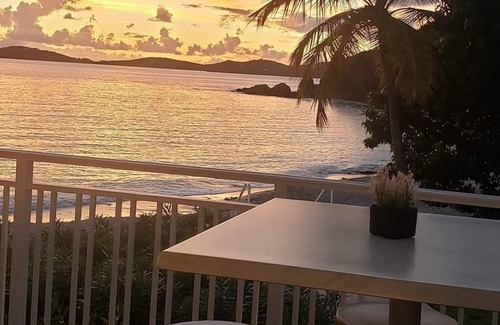 Flag Hill House | Darling Palms Retreat: Beachside 2-Bedroom Oasis