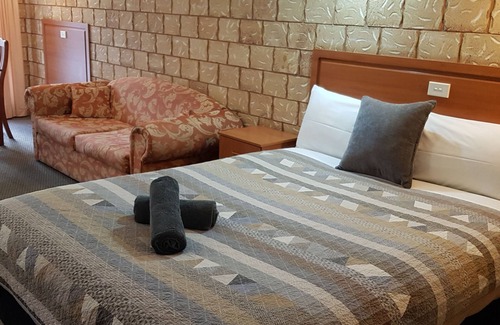 Bourke Hotel | Darling River Motel