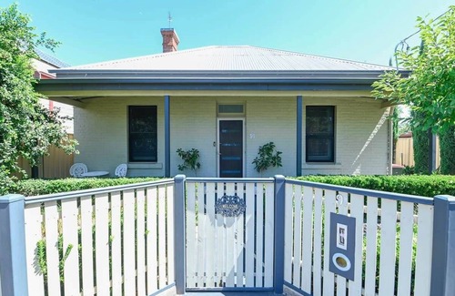 Dubbo House | Darling St - Charming CBD Abode