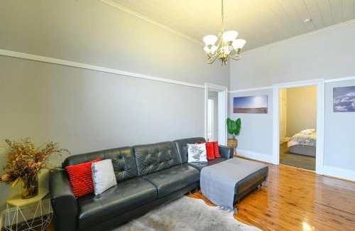 Dubbo House | Darling St - Charming CBD Abode