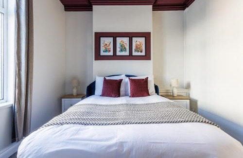 Darlington House | Darlington 4BD Home: Modern Comfort & Free Parking