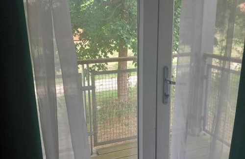 Dartford Apartment | Dartford Sleeps 5 Pets Ok with Balcony & Parking