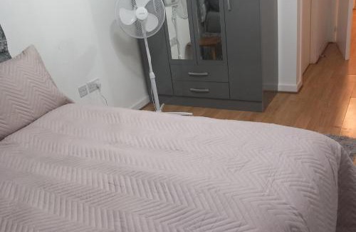 Dartford Apartment | Dartford Sleeps 5 Pets Ok with Balcony & Parking