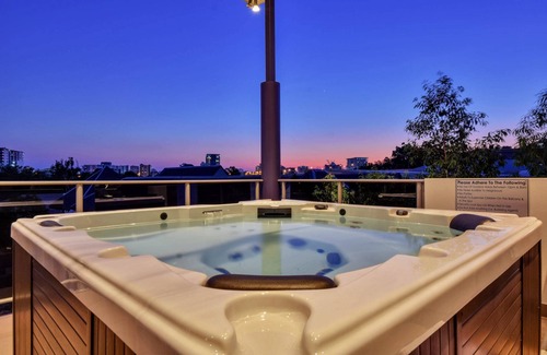 Stuart Park House | Darwin City Lights - city skyline views and jacuzzi