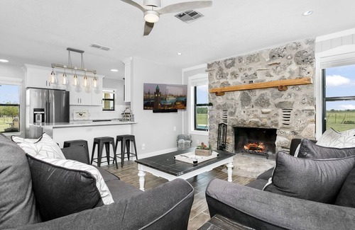 Fredericksburg House | Das Steinhaus | 3/2 Country Home | Near Wineries | Pool/Hot Tub