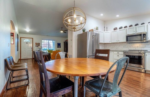 College Place House | Davis House · Davis.Spacious Patio, Hot Tub - A Quiet Getaway