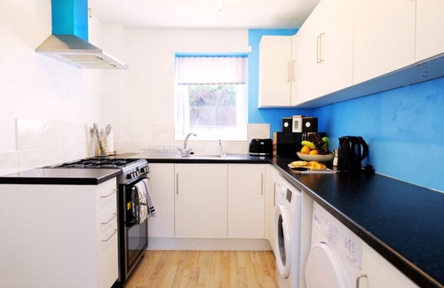 Telford House | Dawley Detached House with parking, garden, Wi-Fi