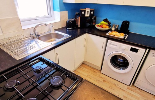 Telford House | Dawley Detached House with parking, garden, Wi-Fi