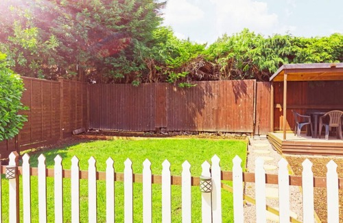 Telford House | Dawley Detached House with parking, garden, Wi-Fi