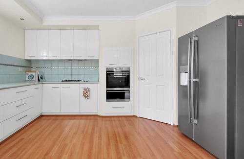 Halls Head House | Day dream's entertainer - 150m from beach