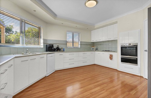 Halls Head House | Day dream's entertainer - 150m from beach