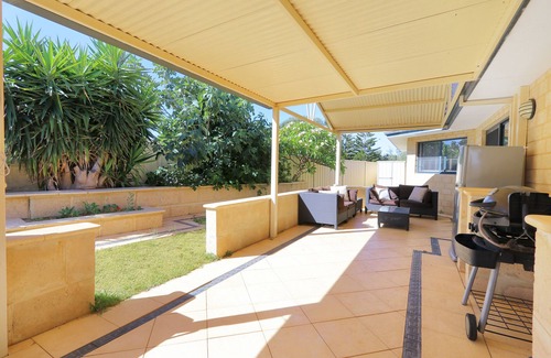 Halls Head House | Day dream's entertainer - 150m from beach