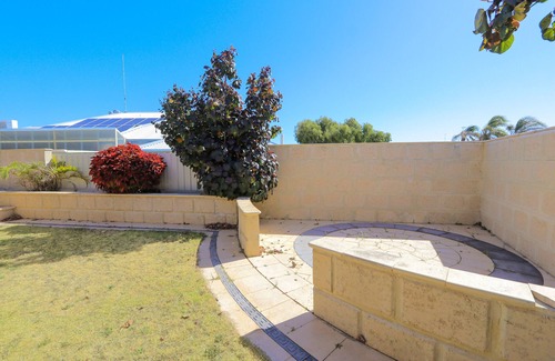 Halls Head House | Day dream's entertainer - 150m from beach