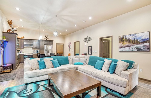 Prairie Ridge Cottage | Day Trip to Snoqualmie! Lakefront Home w/Hot Tub