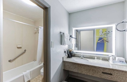 Hollins Hotel | Days Inn 2 connected rooms!