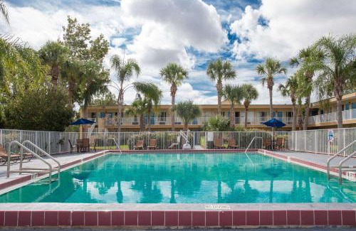 Daytona Beach Hotel | Days Inn by Wyndham Daytona Beach Speedway