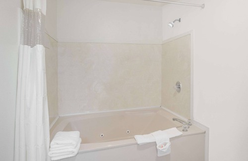 Hardy Hotel | Days Inn by Wyndham Hardy