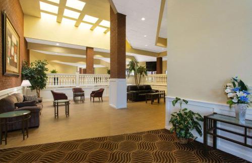 Tallahassee Hotel | Days Inn & Suites by Wyndham Tallahassee Conf Center I-10