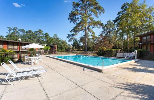 Tallahassee Hotel | Days Inn & Suites by Wyndham Tallahassee Conf Center I-10