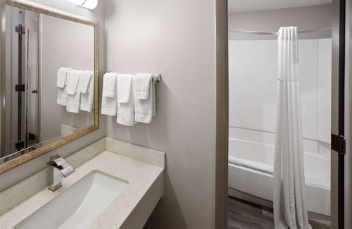 Indianapolis Hotel | Days Inn & Suites by Wyndham Northwest Indianapolis