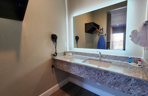 La Porte Hotel | Days Inn & Suites by Wyndham La Porte