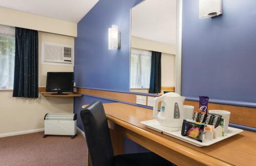 Chesterton Green Hotel | Days Inn Warwick Northbound M40