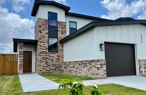 Brownsville Condo | Daytona Beach A - Modern & Cozy 3BD/2.5BA - WiFi