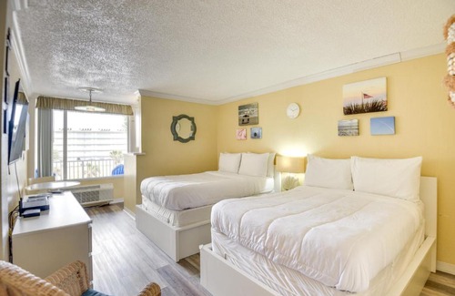 Lenox Park Apartment | Daytona Beach Studio with Private Lanai 1 Mi to Pier