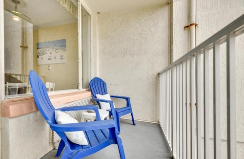 Lenox Park Apartment | Daytona Beach Studio with Private Lanai 1 Mi to Pier
