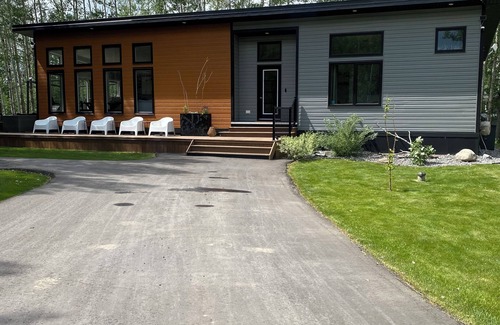 Westerose Cabin | Daze Off - Modern Cabin at Pigeon Lake (Pet Friendly)