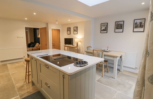 Broadway Cottage | DAZIE COTTAGE, family friendly, with open fire in Broadway