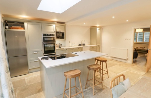 Broadway Cottage | DAZIE COTTAGE, family friendly, with open fire in Broadway