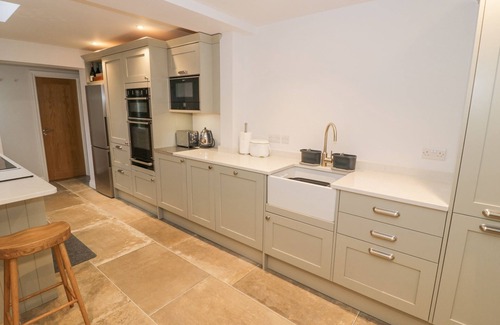 Broadway Cottage | DAZIE COTTAGE, family friendly, with open fire in Broadway
