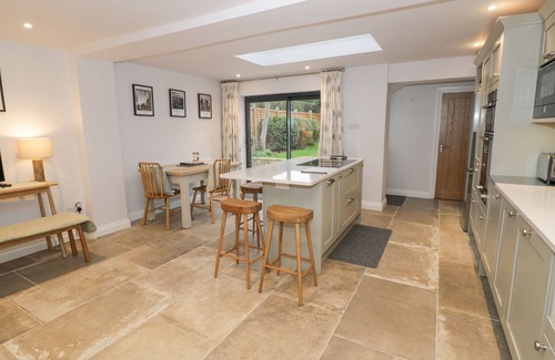 Broadway Cottage | DAZIE COTTAGE, family friendly, with open fire in Broadway